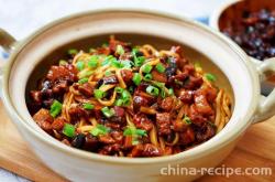 Method of mixing shiitake mushroom meat sauce with noodles