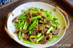 The method of stir frying chicken gizzards with garlic sprouts