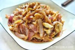 The method of stir frying onions with oyster sauce and chicken fillet