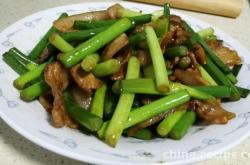 The method of stir frying garlic sprouts with spicy pork belly