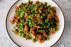 The method of stir frying vegetable hearts with homemade minced meat