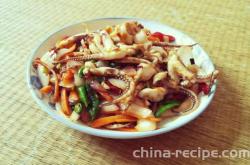 The method of stir frying squid with scallions