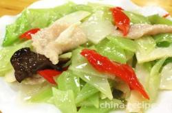 The method of stir frying bamboo shoots with double peppers