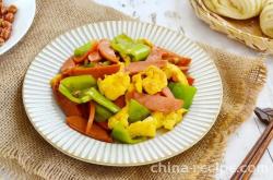 The method of stir frying egg and ham sausage with pepper