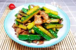 The method of stir frying cucumber meat