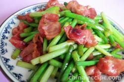 The method of stir frying bacon with garlic sprouts