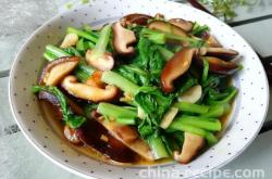 The method of stir frying shiitake mushrooms with bok choy