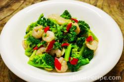 The method of stir frying shrimp with broccoli