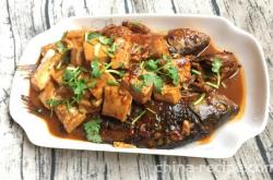 The recipe for braised crucian carp and tofu in sauce