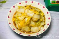 The method of stir frying cabbage with sauce