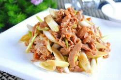 The recipe for stir frying cumin lamb slices with scallions