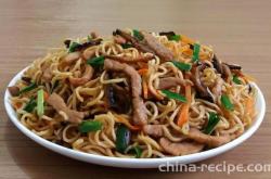 The recipe for home cooked lean meat stir fried noodles