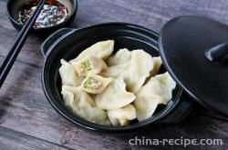 The method of making pork dumplings with dried radish leaves and pork filling