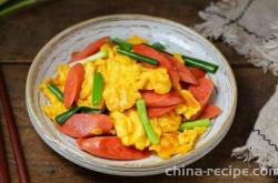 The method of stir frying eggs with ham sausage