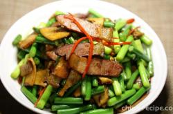 The method of stir frying Sichuan garlic sprouts with preserved meat