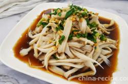 The method of tearing oyster sauce and shiitake mushrooms by hand