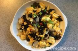 The method of stir frying eggs with fungus