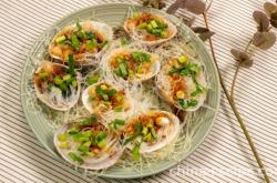 The method of steaming vermicelli with elephant clams