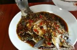 The method of boiling crucian carp in Xiangtan water