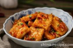 The method of chopping chili sauce and cooking tofu