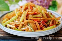 The method of stir frying pork skin with celery