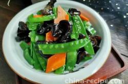 The method of stir frying black fungus with Dutch beans