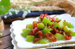 The method of stir frying sausages with green bamboo shoots