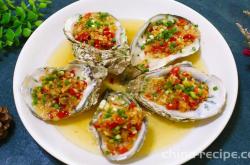 The method of steaming oysters with garlic aroma