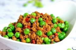 The method of stir frying peas with minced meat