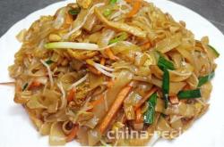 The method of stir frying rice noodles