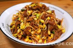 The method of stir frying bean sprouts with meat