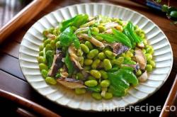 The method of stir frying edamame with seafood mushrooms