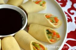 The method of making tofu skin vegetable rolls