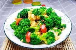 The recipe for stir frying eggs with broccoli