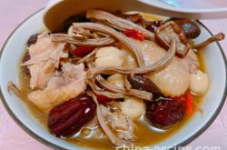 The recipe for tea tree mushroom chicken leg soup