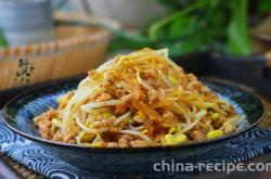 The method of stir frying vermicelli with soybean sprouts