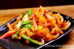 The method of stir frying pork skin with chili pepper