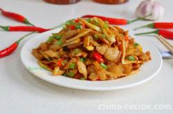 The method of stir frying bamboo shoots and meat with spicy sauce