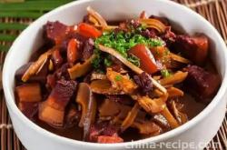 The method of making roasted meat with dried bamboo shoots