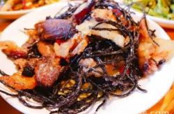 The method of Sichuan nuclear peach blossom stir fried bacon