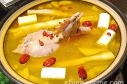 The method of boiling chicken with winter bamboo shoots