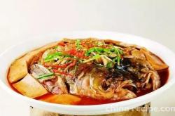 The method of braised fish head and stewed tofu