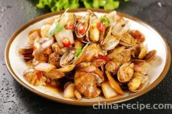 The method of stir frying clams with spicy sauce