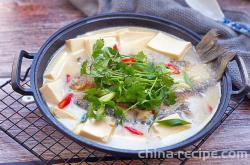 The recipe for stewed tofu with crucian carp