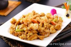 The method of stir frying fresh shrimp with walnut kernels