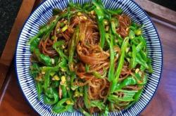 The method of stir frying vermicelli with shredded chili pepper