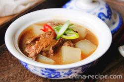 The method of stewing beef with radish