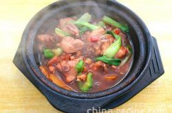 The recipe for baking chicken in a clay pot with red onions