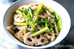 The method of stir frying pork slices with lotus root and celery