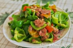 The method of stir frying pork slices with green peppers